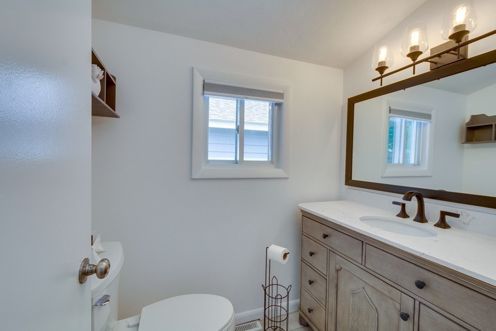 3 bed, 1 bath apartment for rent at 54 Blackmer Rd, Sudbury — photo 5 of 16
