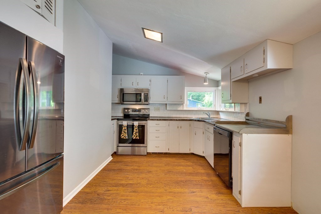 3 bed, 1 bath apartment for rent at 54 Blackmer Rd, Sudbury — photo 4 of 16