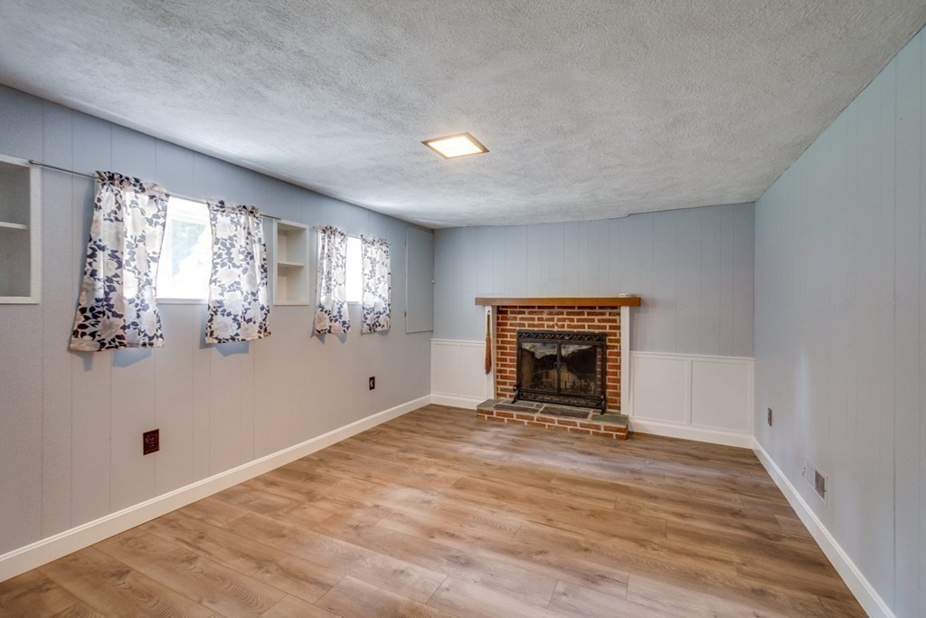 3 bed, 1 bath apartment for rent at 54 Blackmer Rd, Sudbury — photo 11 of 16