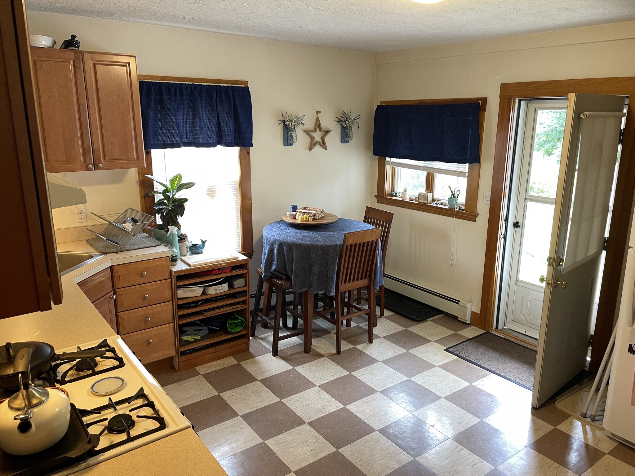 1.5 bed, 1 bath apartment for rent at 54 Cook St Unit 1, Nonantum — photo 2 of 7