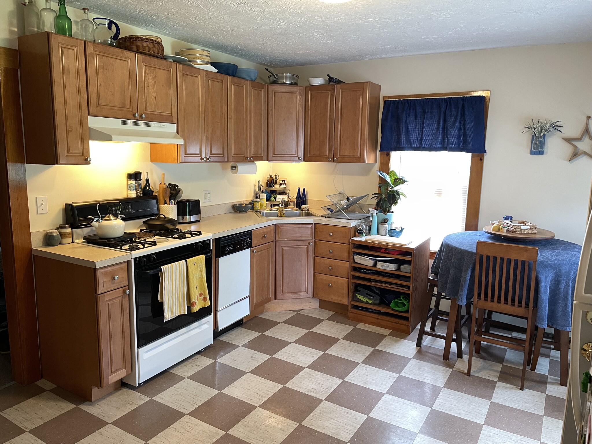 1.5 bed, 1 bath apartment for rent at 54 Cook St Unit 1, Nonantum — photo 1 of 7
