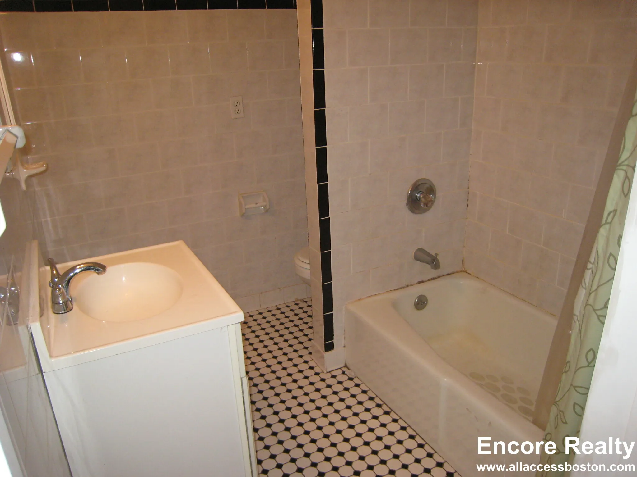 4 bed, 1 bath apartment for rent at 54 Egmont St Unit 99, North Brookline — photo 19 of 22