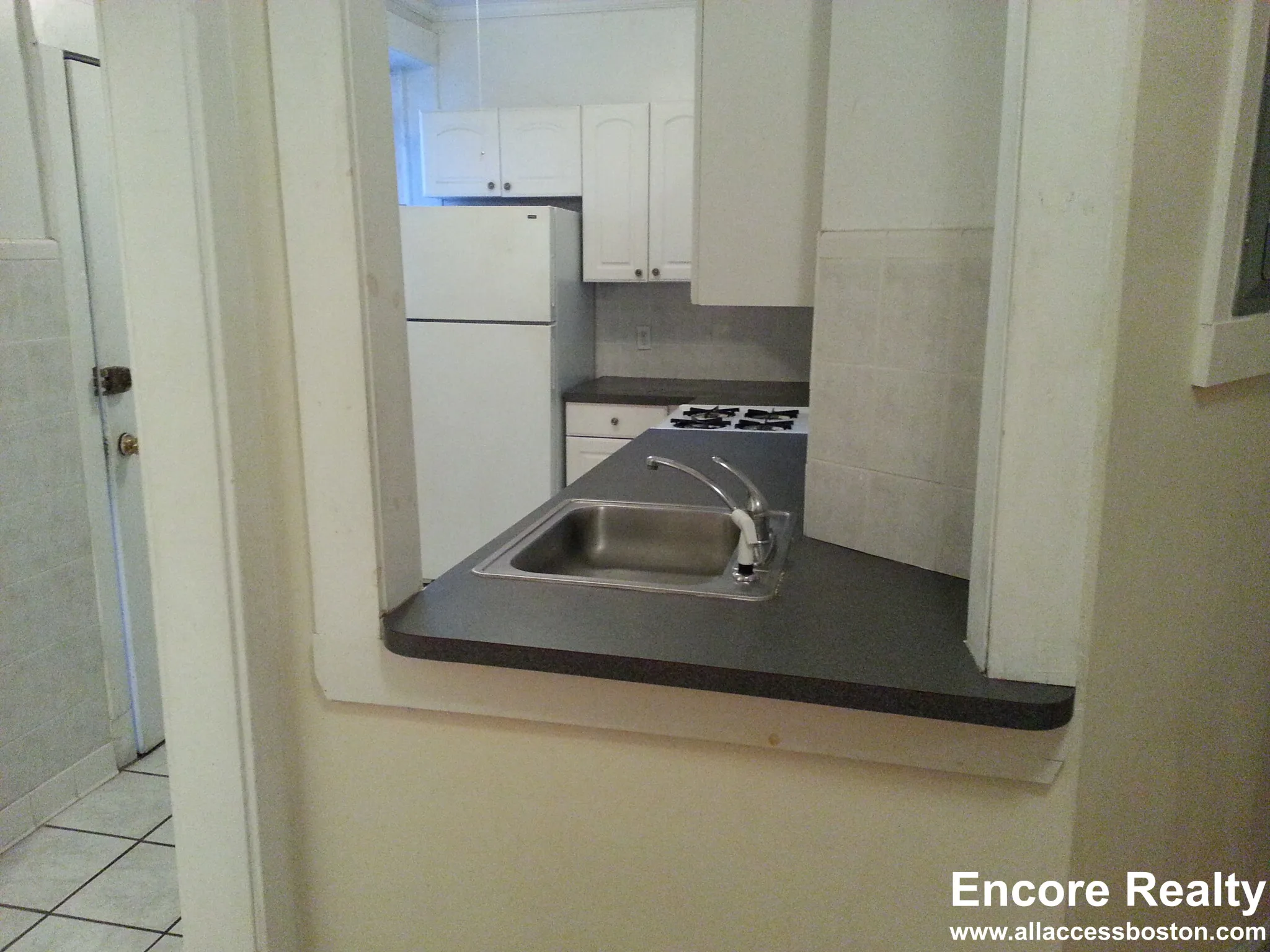 4 bed, 1 bath apartment for rent at 54 Egmont St Unit 99, North Brookline — photo 2 of 22
