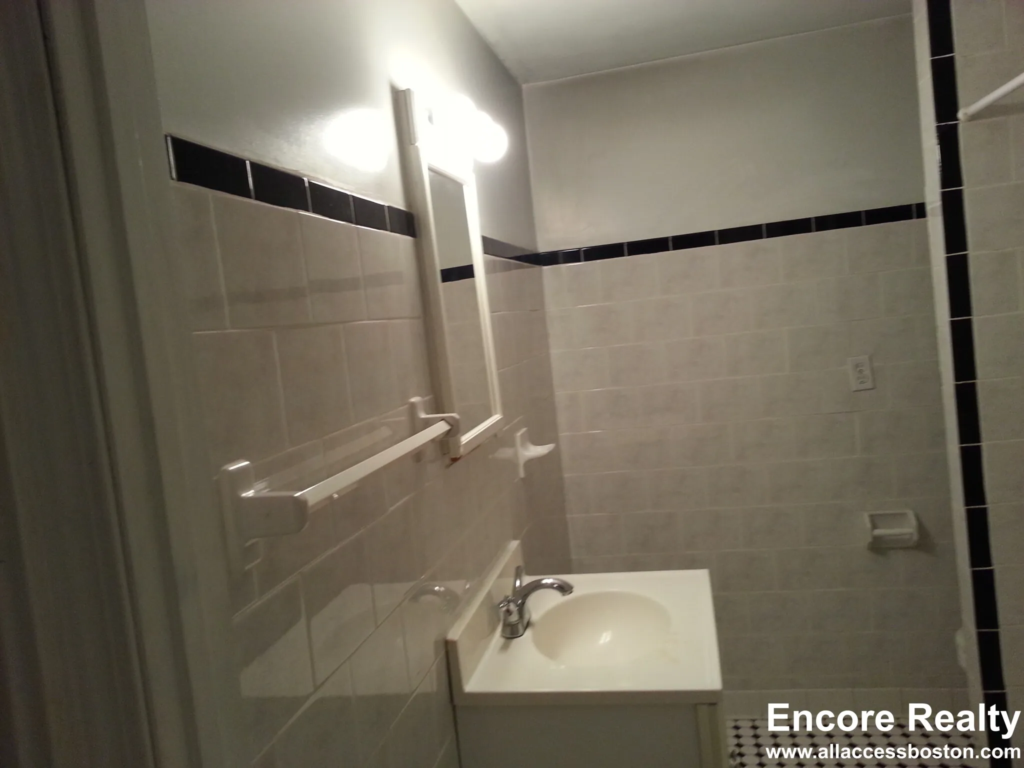 4 bed, 1 bath apartment for rent at 54 Egmont St Unit 99, North Brookline — photo 5 of 22