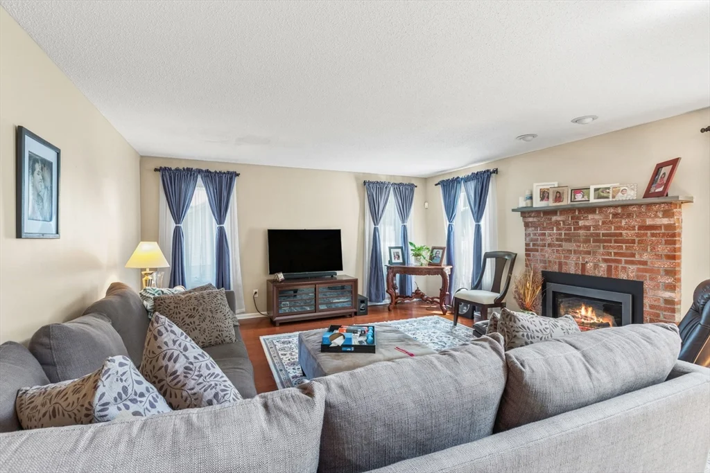 3 bed, 3 bath apartment for rent at 54 Jennifer Rd, Pawtucketville — photo 2 of 21