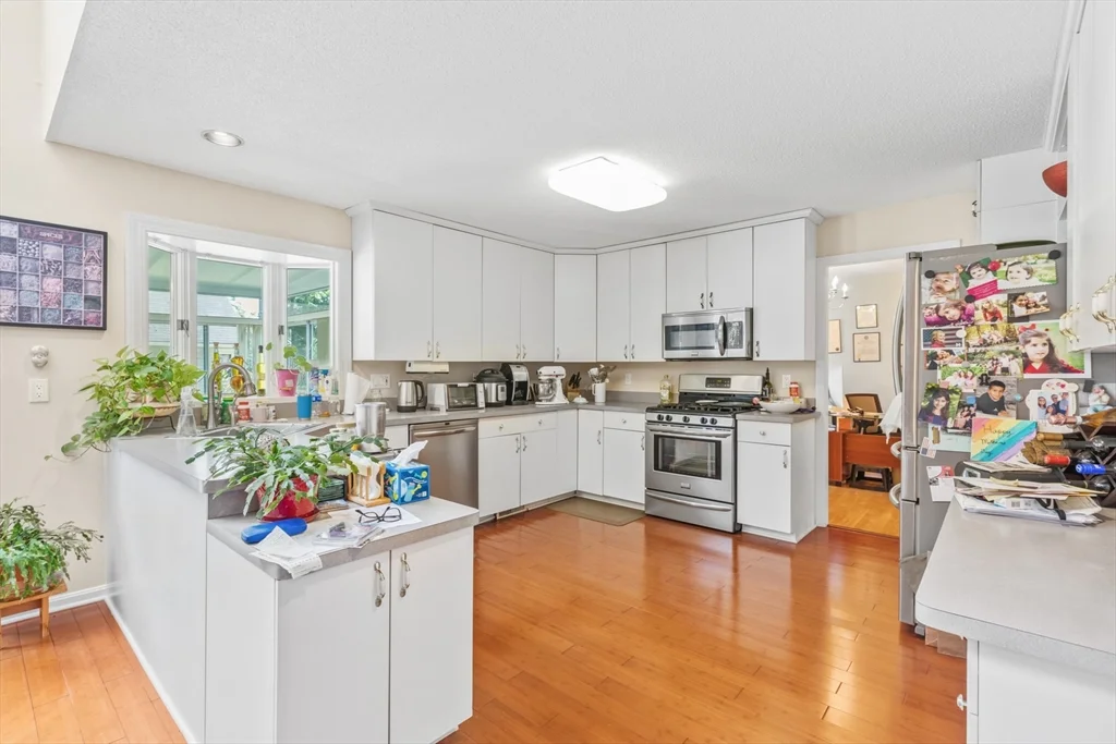 3 bed, 3 bath apartment for rent at 54 Jennifer Rd, Pawtucketville — photo 5 of 21