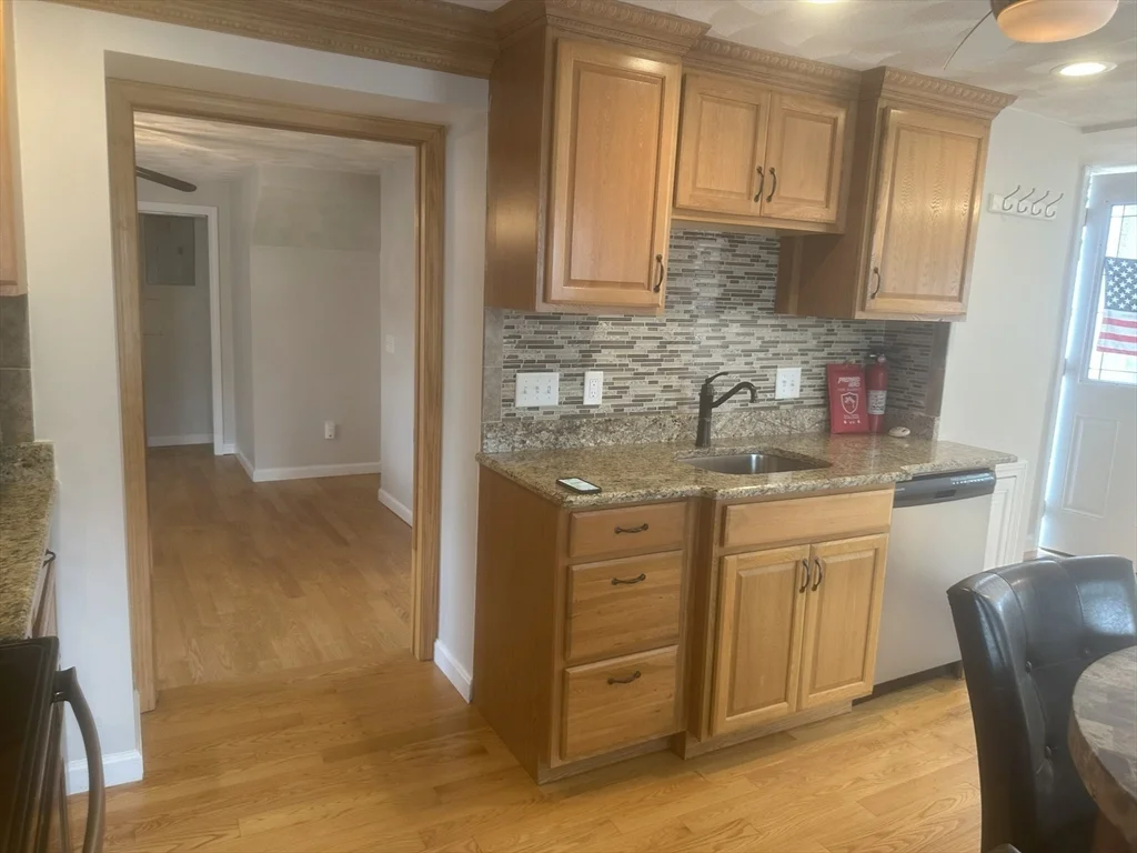 1 bed, 1 bath apartment for rent at 54 Lennox Ave Unit 1, Nahant — photo 3 of 12