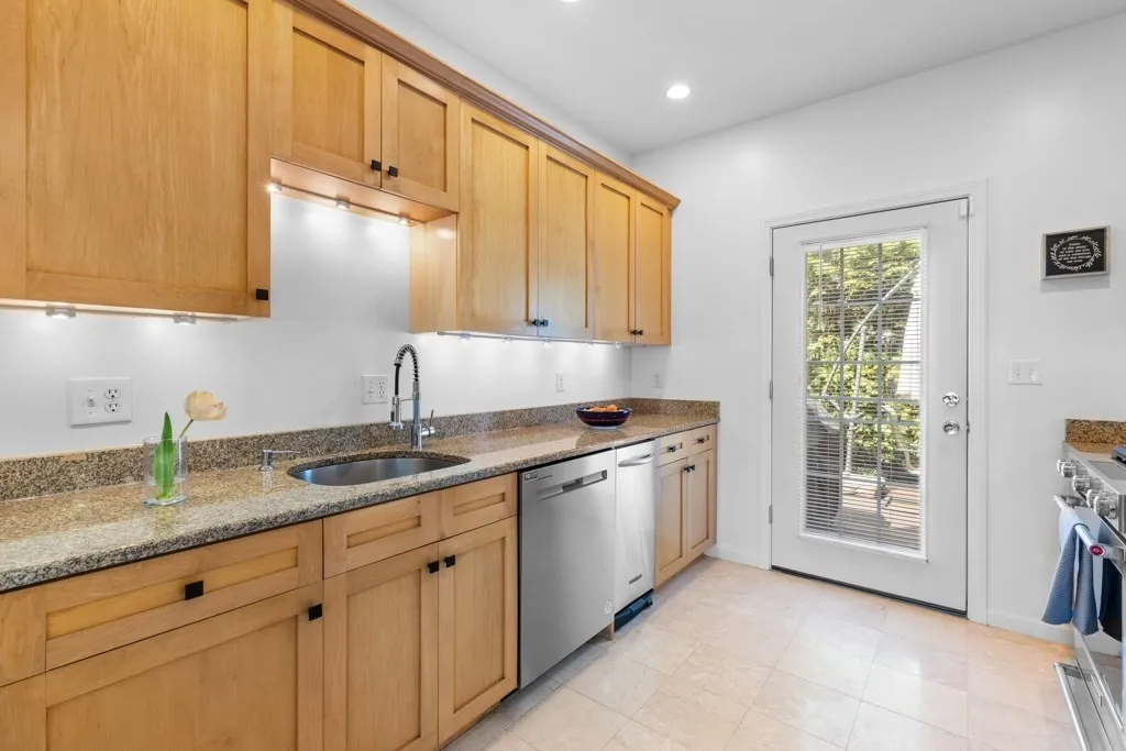 3 bed, 2.5 bath apartment for rent at 54 Myrtle St Unit 2, East Somerville — photo 4 of 17