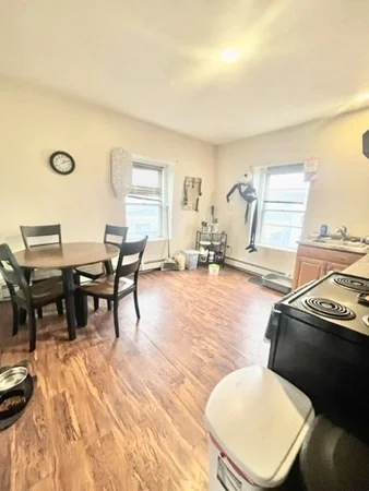 3 bed, 1 bath apartment for rent at 54 Pinckney St Unit 3, Powder House Square — photo 3 of 11