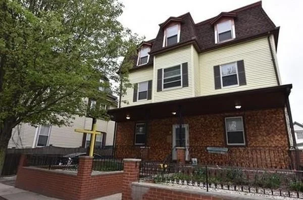 3 bed, 1 bath apartment for rent at 54 Pinckney St Unit 3, Powder House Square — photo 1 of 11