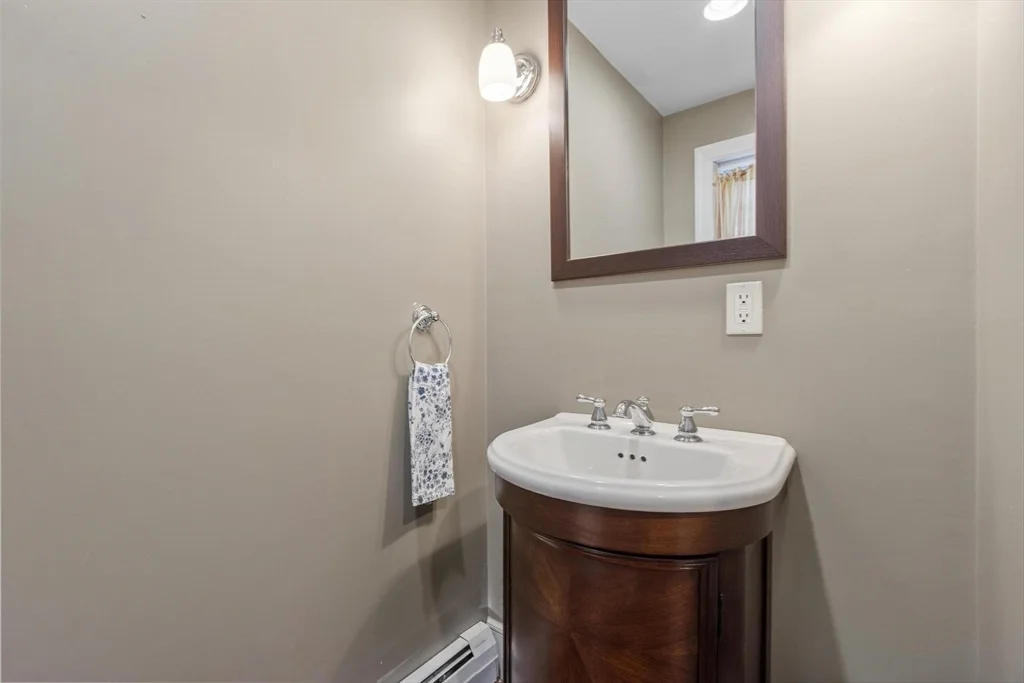2 bed, 1 bath apartment for rent at 54-R Broadway Unit 3, Rockport — photo 7 of 32