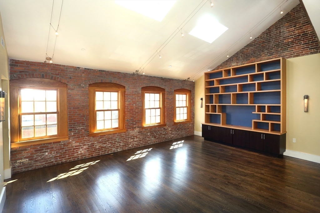 3 bed, 2 bath apartment for rent at 54 State Unit 3, Newburyport — photo 5 of 32