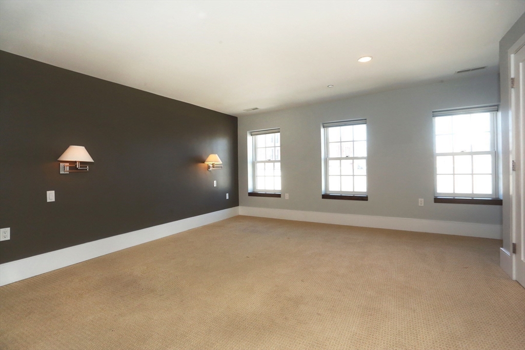 3 bed, 2 bath apartment for rent at 54 State Unit 3, Newburyport — photo 17 of 32