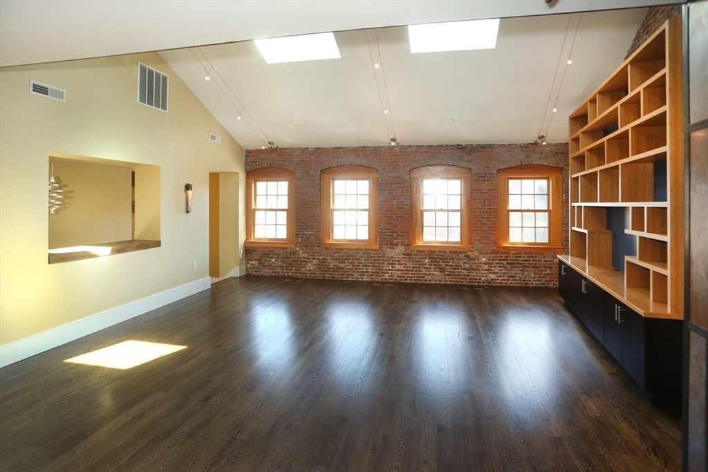3 bed, 2 bath apartment for rent at 54 State Unit 3, Newburyport — photo 4 of 32