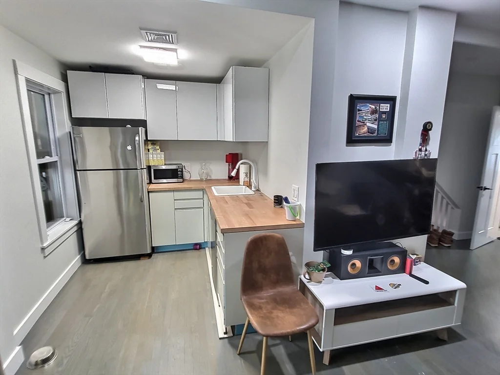 6 bed, 3 bath apartment for rent at 54 Telegraph, South Boston — photo 8 of 15