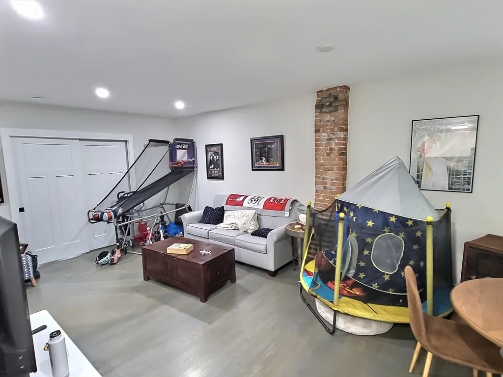 6 bed, 3 bath apartment for rent at 54 Telegraph, South Boston — photo 9 of 15