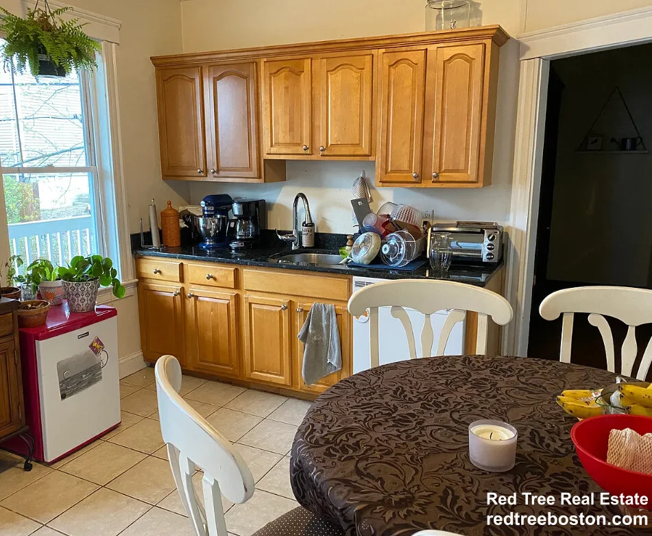 3 bed, 1 bath apartment for rent at 54 Tremont St Unit 2, Oak Square
