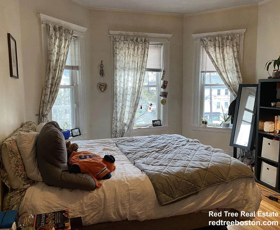 3 bed, 1 bath apartment for rent at 54 Tremont St Unit 2, Oak Square — photo 5 of 6