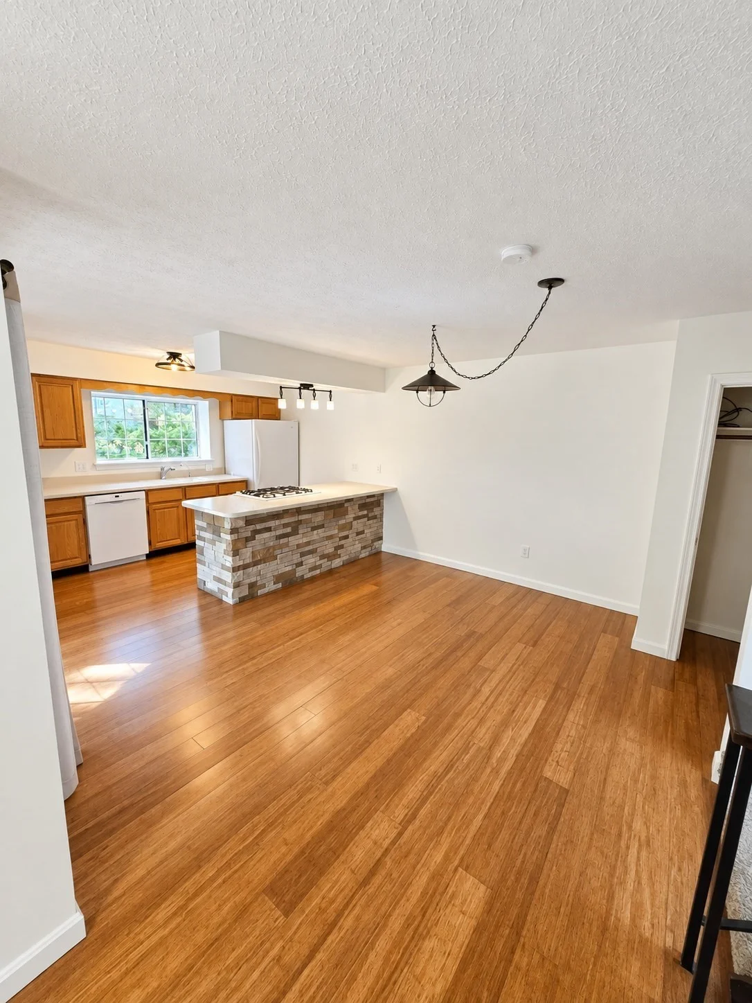 2 bed, 2 bath apartment for rent at 54 Voyagers Ln Unit 54, Ashland — photo 2 of 23