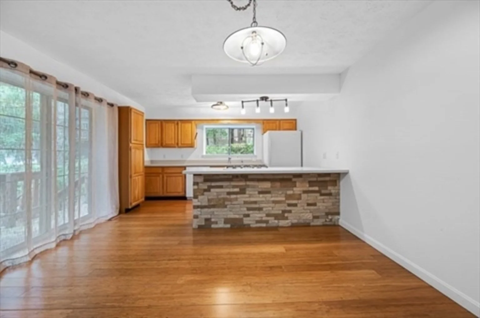 2 bed, 2 bath apartment for rent at 54 Voyagers Ln Unit 54, Ashland — photo 3 of 23