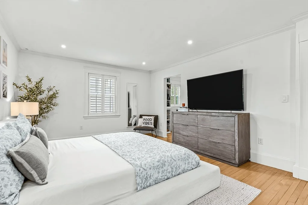 6 bed, 3 bath apartment for rent at 54 Wedgemere Ave, Wedgemere — photo 22 of 42