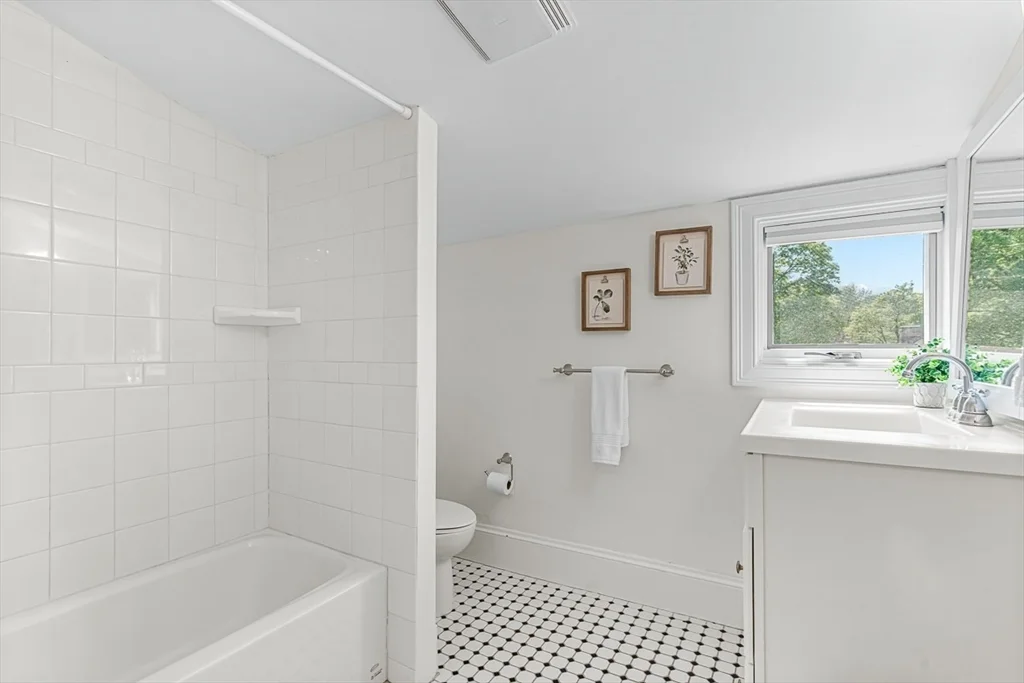 6 bed, 3 bath apartment for rent at 54 Wedgemere Ave, Wedgemere — photo 30 of 42