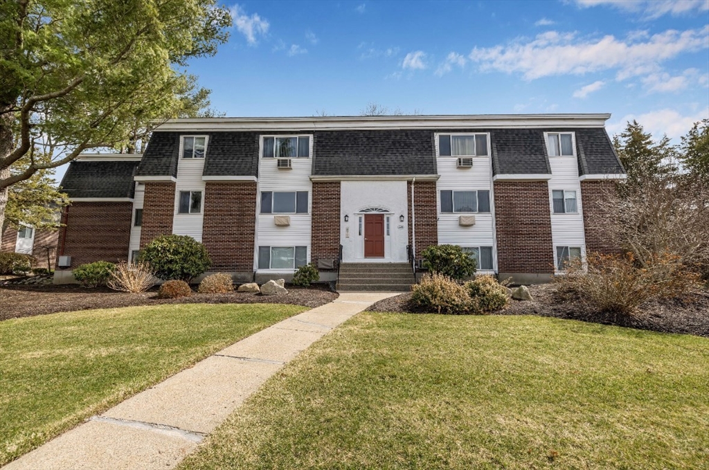 2 bed, 1 bath apartment for rent at 54 Will Dr Unit 87, Canton — photo 1 of 20
