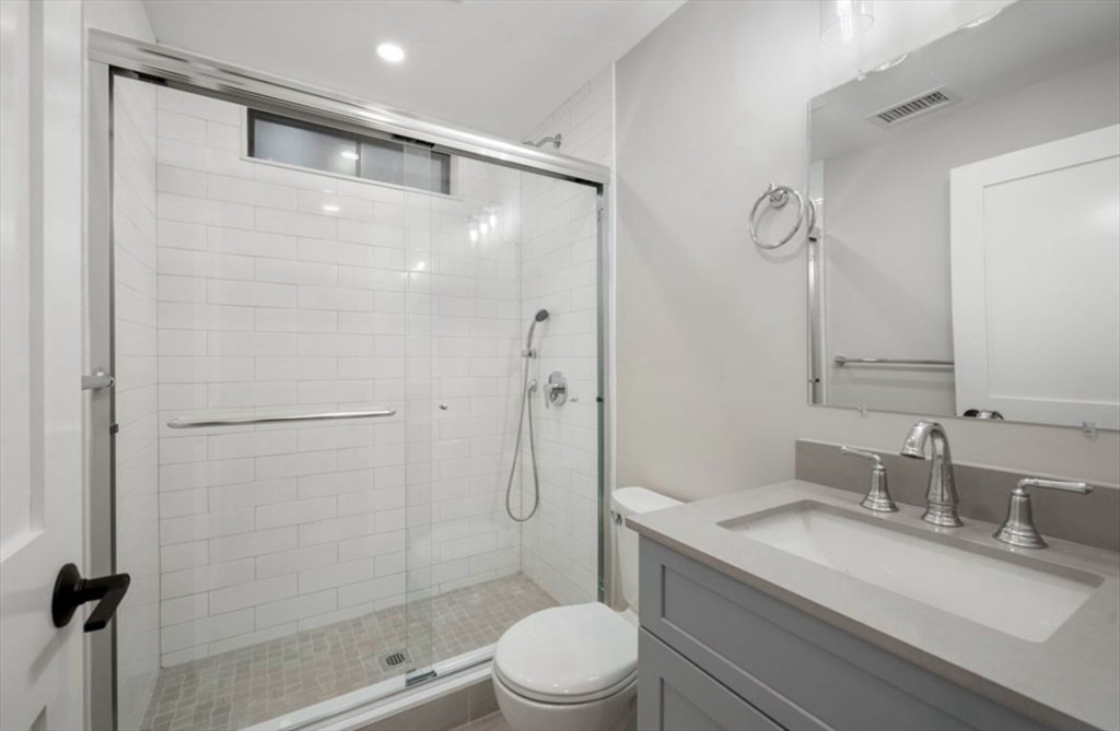 3 bed, 2 bath apartment for rent at 543 E 7th Unit 2, South Boston — photo 8 of 9