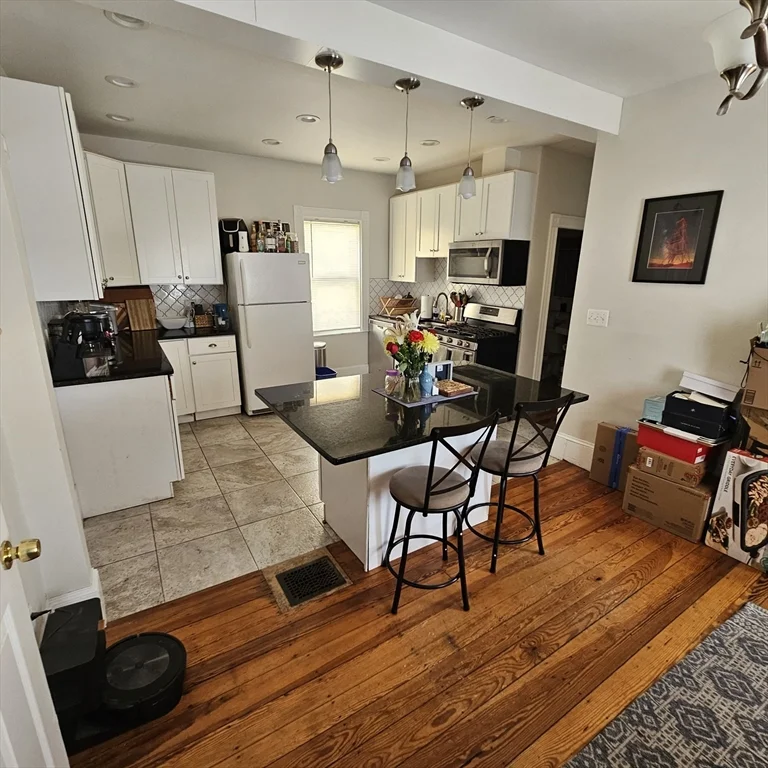 4 bed, 2 bath apartment for rent at 544 Trapelo Rd Unit 2, Belmont — photo 2 of 9