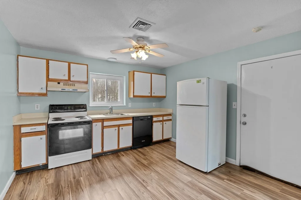 2 bed, 1 bath apartment for rent at 5455 North Main St Unit 13E, Fall River — photo 5 of 16