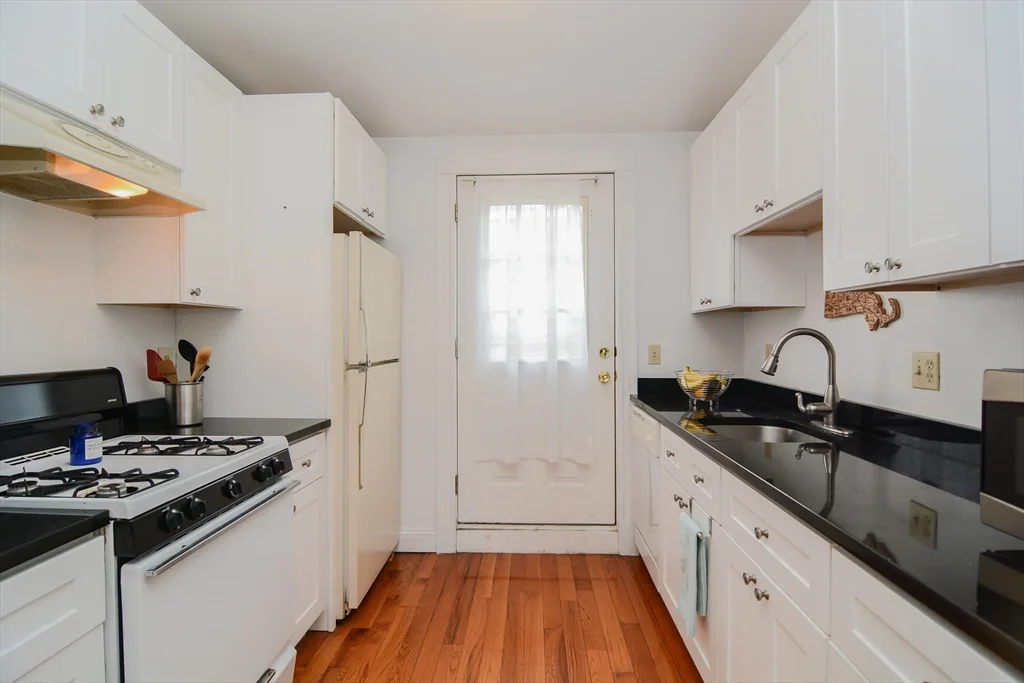 2 bed, 1 bath apartment for rent at 546 East 8th St Unit 3, South Boston — photo 9 of 32