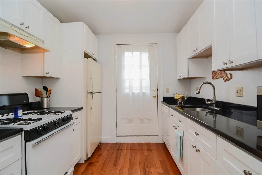 2 bed, 1 bath apartment for rent at 546 East 8th St Unit 3, South Boston — photo 8 of 32