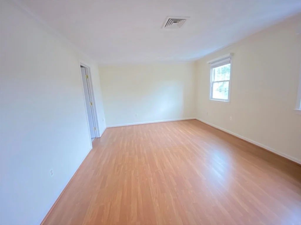 3 bed, 2 bath apartment for rent at 546 Lincoln St Unit 546, Waltham — photo 5 of 17