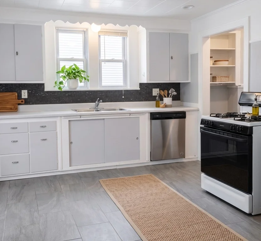 3 bed, 2 bath apartment for rent at 547 Broadway Unit 1, Ball Square — photo 3 of 14