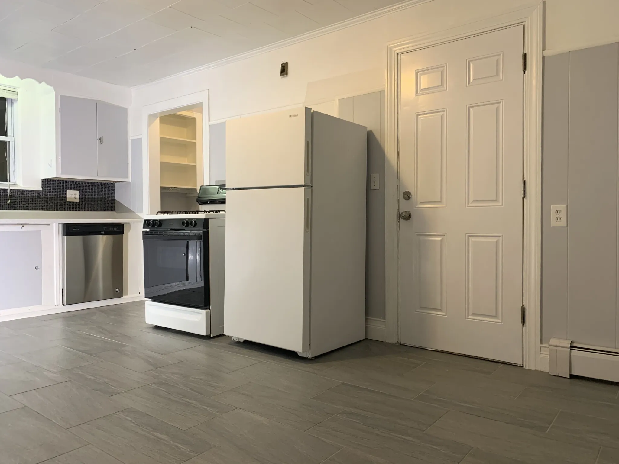 3 bed, 2 bath apartment for rent at 547 Broadway Unit 1B, South Medford — photo 2 of 27