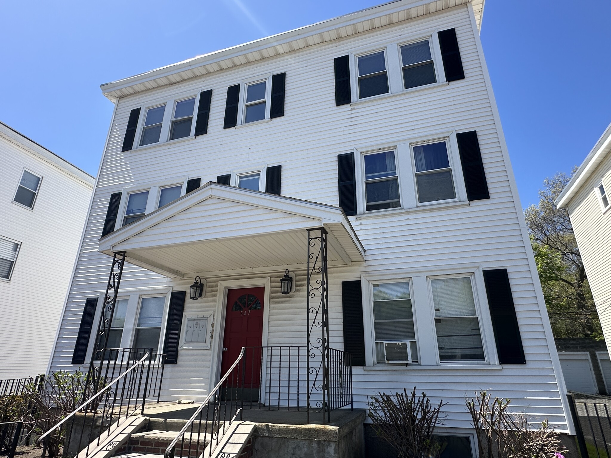 3 bed, 1 bath apartment for rent at 547 Hyde Park Ave Unit 3, Roslindale — photo 1 of 17