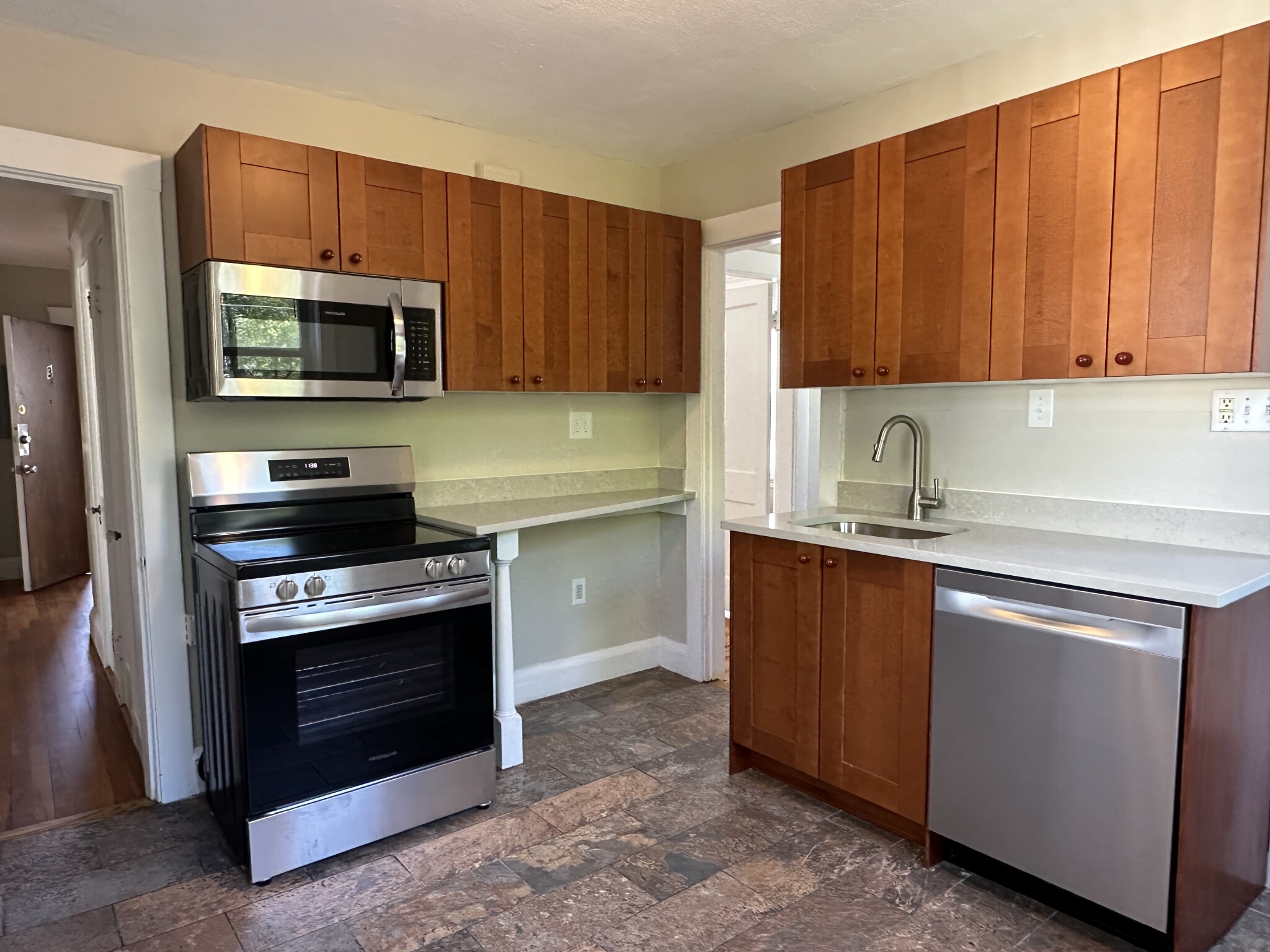 3 bed, 1 bath apartment for rent at 547 Hyde Park Ave Unit 3, Roslindale — photo 8 of 17