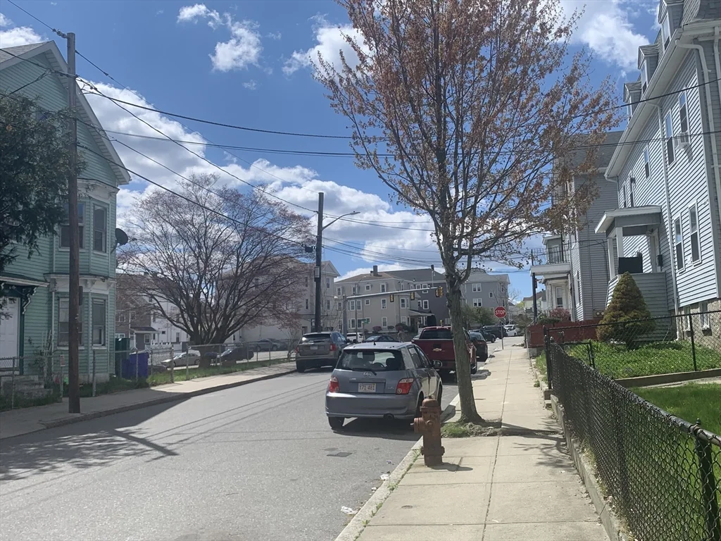 3 bed, 1 bath apartment for rent at 549 Fourth St Unit 2, Fall River — photo 17 of 19