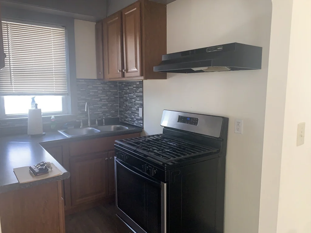 3 bed, 1 bath apartment for rent at 549 Fourth St Unit 2, Fall River — photo 4 of 19