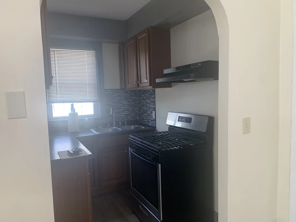 3 bed, 1 bath apartment for rent at 549 Fourth St Unit 2, Fall River — photo 3 of 19
