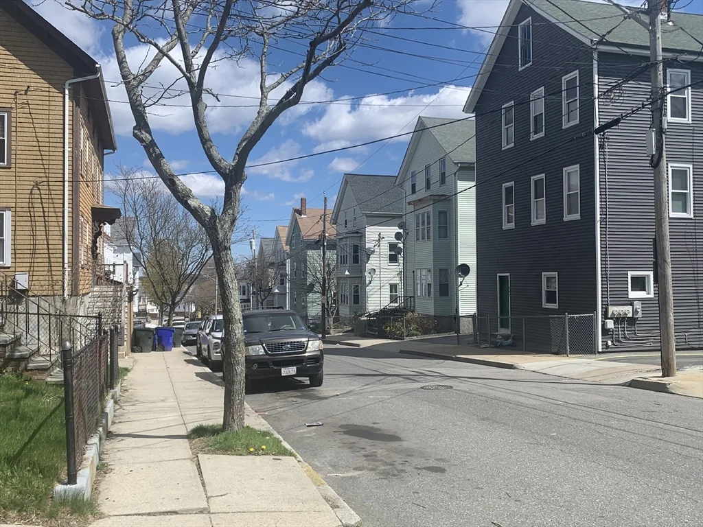 3 bed, 1 bath apartment for rent at 549 Fourth St Unit 2, Fall River — photo 16 of 19