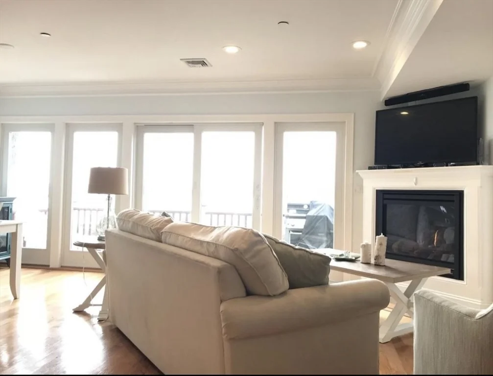 3 bed, 2 bath apartment for rent at 549 Sumner St Unit B, Boston — photo 3 of 24