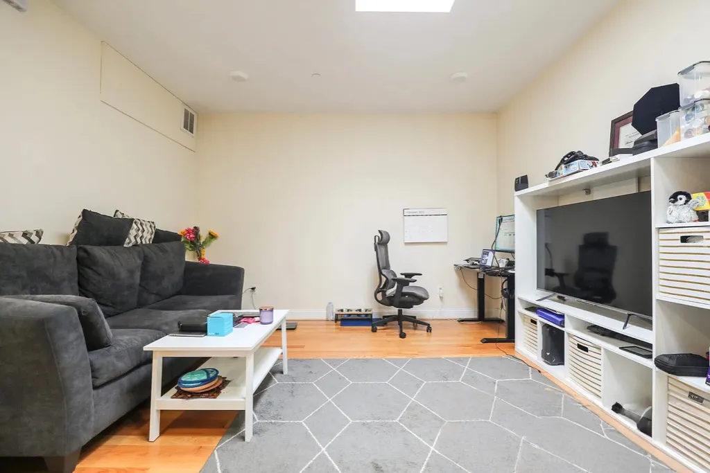 1 bed, 1 bath apartment for rent at 549 Washington St Unit 6, Brighton — photo 2 of 3