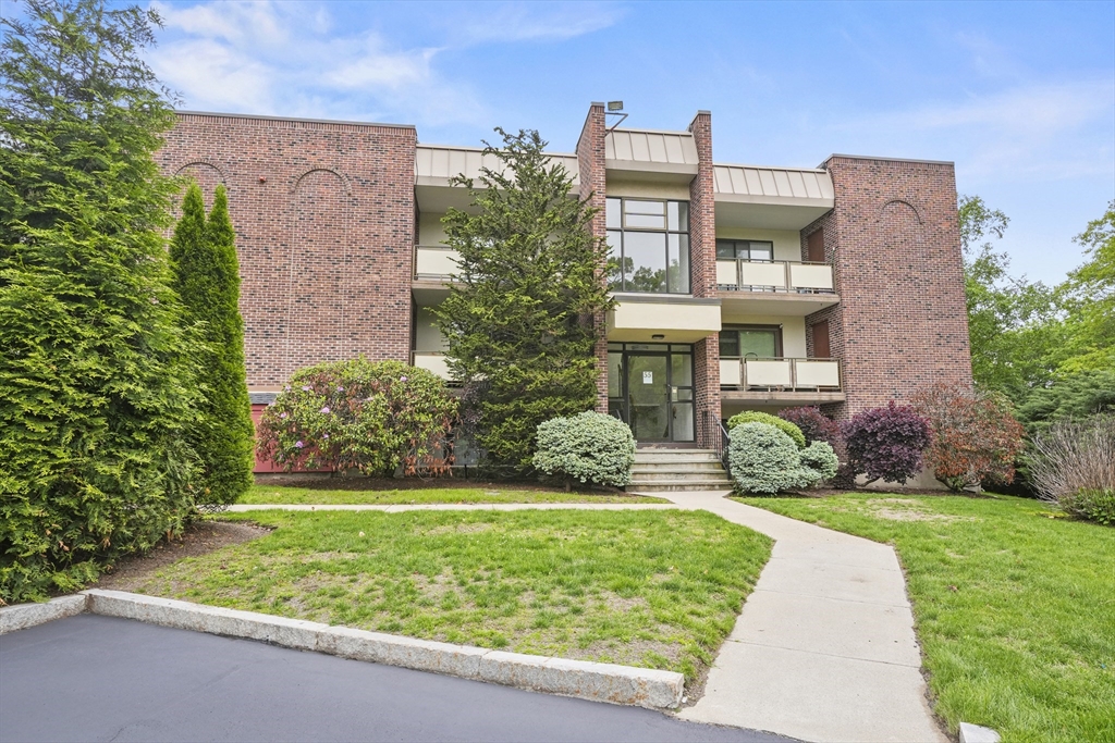 2 bed, 2 bath apartment for rent at 55 Angleside Rd Unit 5, Waltham — photo 1 of 18