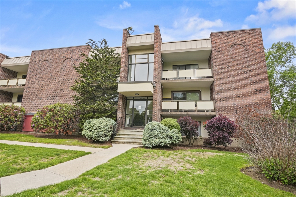 2 bed, 2 bath apartment for rent at 55 Angleside Rd Unit 5, Waltham — photo 2 of 18
