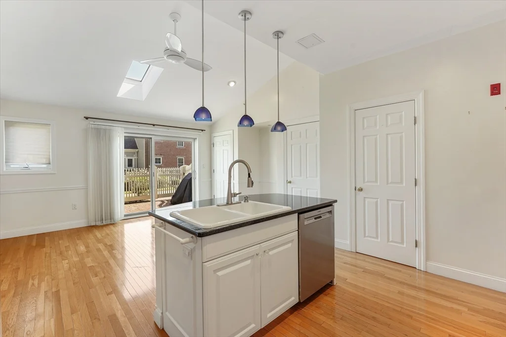 3 bed, 2 bath apartment for rent at 55 Chelsea St Unit 55, Charlestown — photo 6 of 22