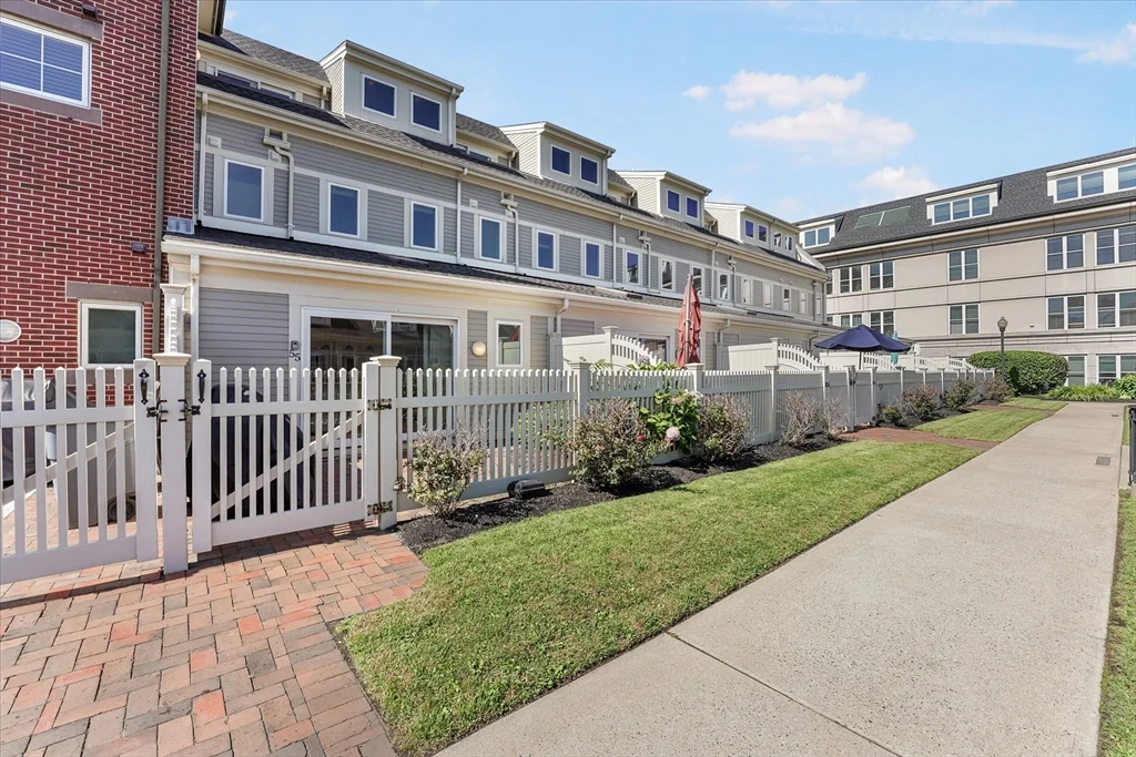 3 bed, 2 bath apartment for rent at 55 Chelsea St Unit 55, Charlestown — photo 2 of 22