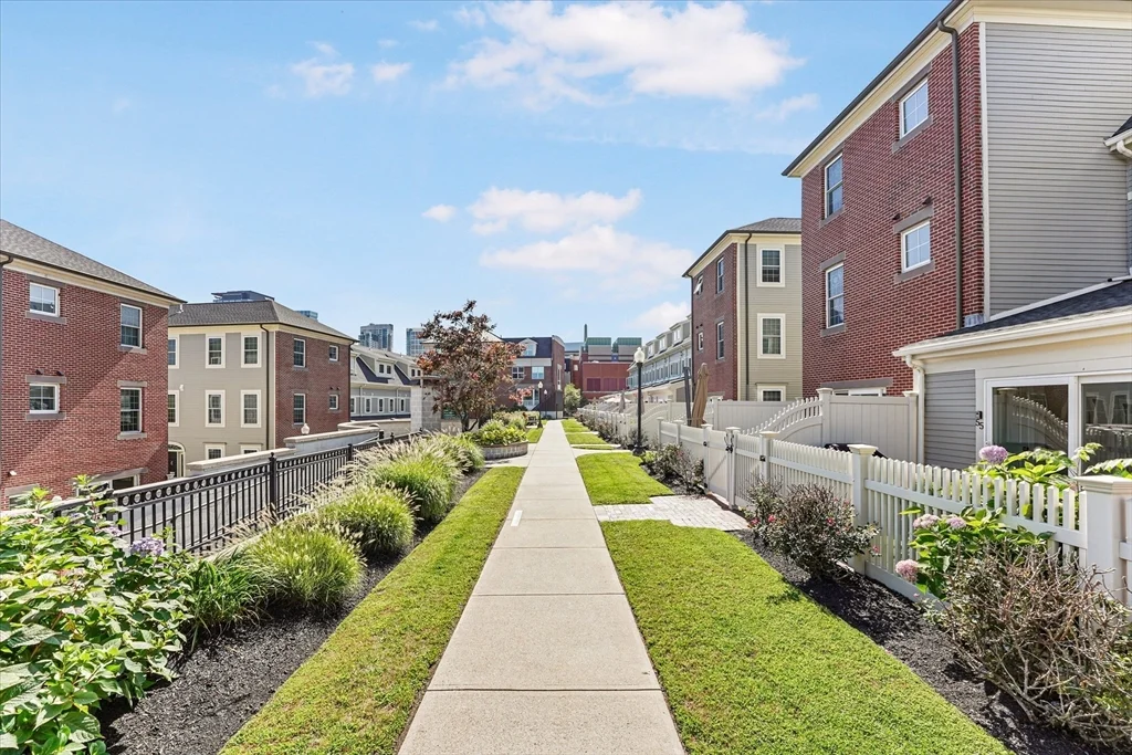 3 bed, 2 bath apartment for rent at 55 Chelsea St Unit 55, Charlestown — photo 1 of 22