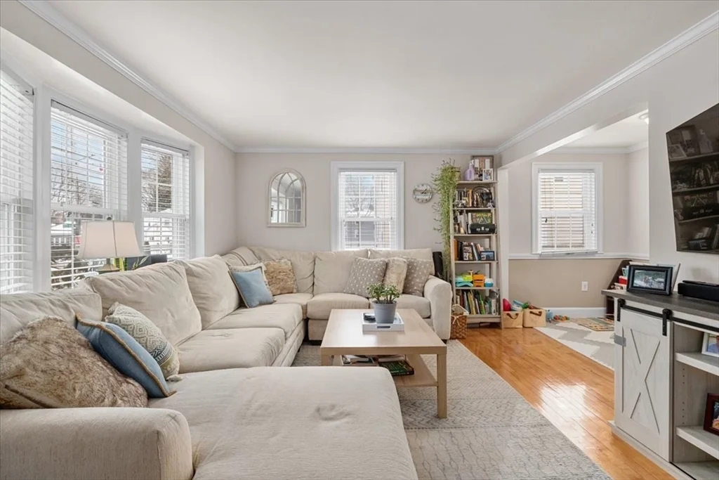 2 bed, 1 bath apartment for rent at 55 Colchester St Unit 1, Hyde Park — photo 2 of 41