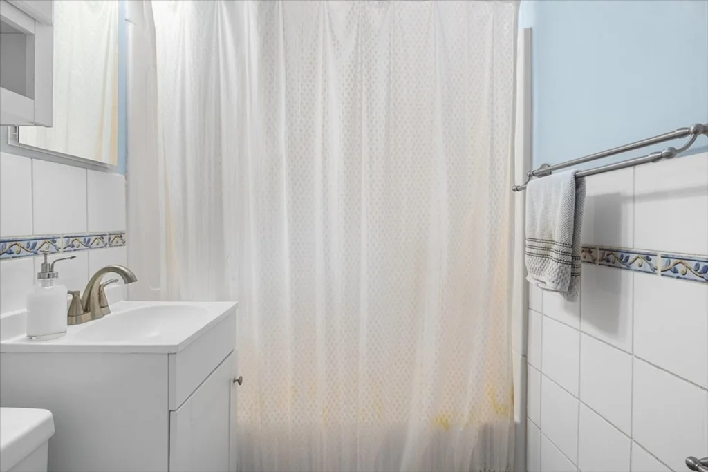 2 bed, 1 bath apartment for rent at 55 Colchester St Unit 1, Hyde Park — photo 8 of 41